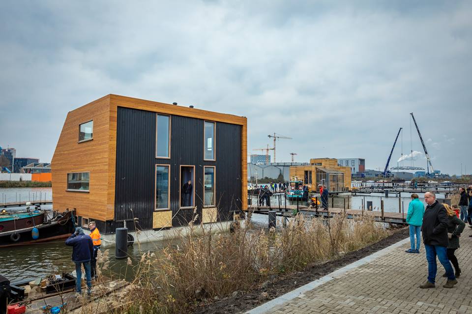 De eerste woonboten van Schoonschip liggen op hun plek