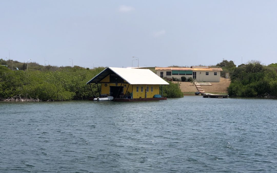 Waterbewoners op wereldreis: tropische woonboten op Curaçao