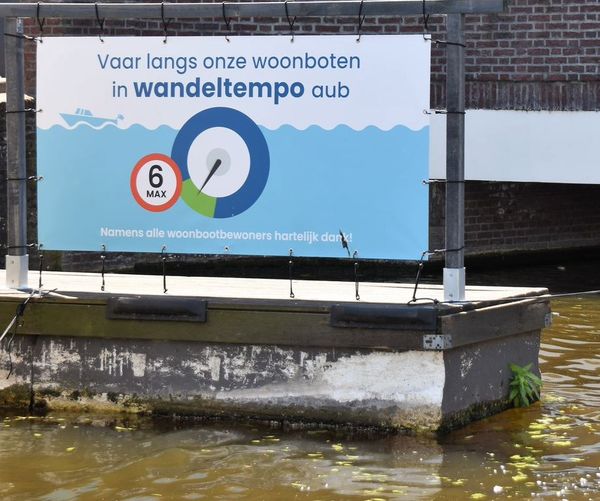 Woonbootbewoners starten spandoek-actie: ‘Wandeltempo alstublieft!’