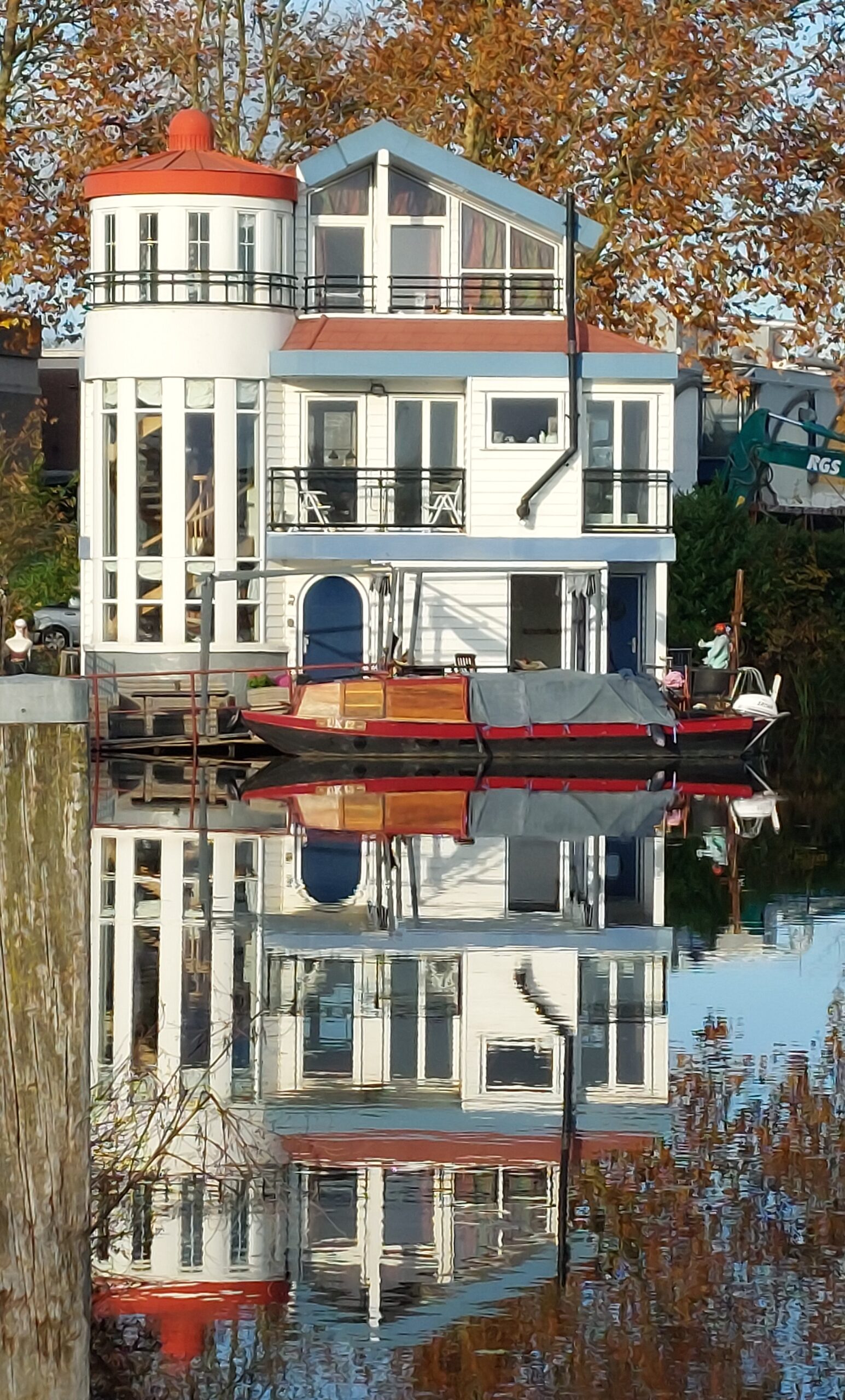 Woonark het Waterhuis met drie etages in het Deventer Havenkwartier