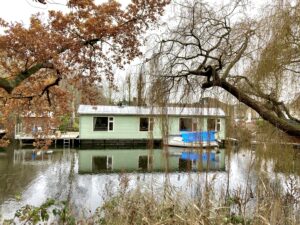 Mintgroene woonark aan de Singelgracht in Utrecht