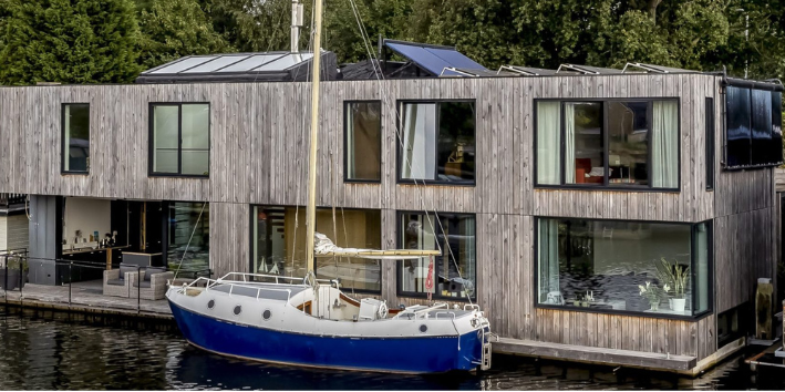 Woonboot van het jaar 2021 Woonark Aracana in Amsterdam 
