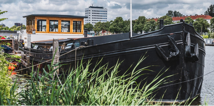 Woonboot van het jaar 2023 Woonschip Zwartewater op de Amstel in Amsterdam