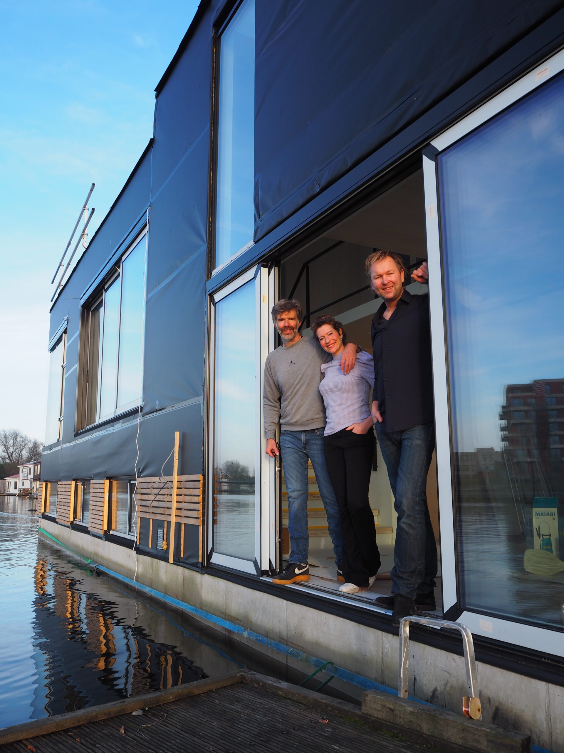 Erik en met Marlies met Martien Rademakers in de deuropening van Arc de Triomf in aanbouw