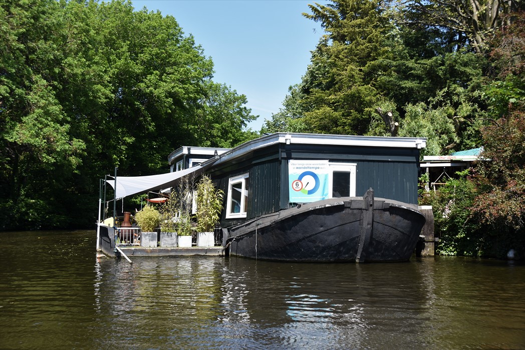 Opgehangen Spandoek 6 km per uur Wandeltempo aan grijze ark