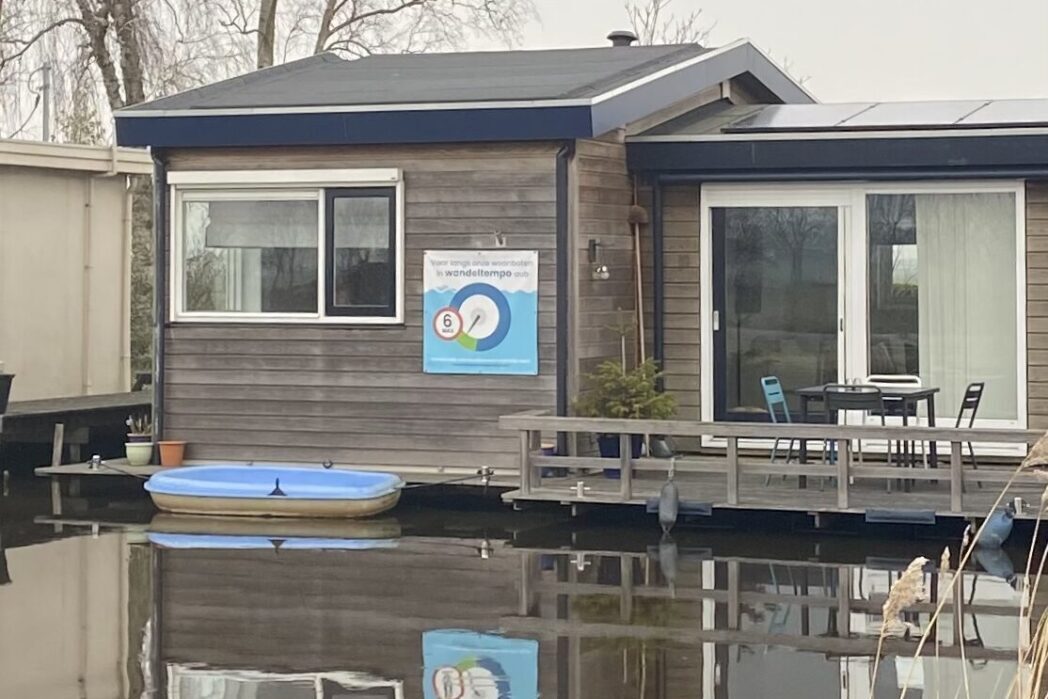 Opgehangen spandoek 6 km per uur Wandeltempo aan bruine ark