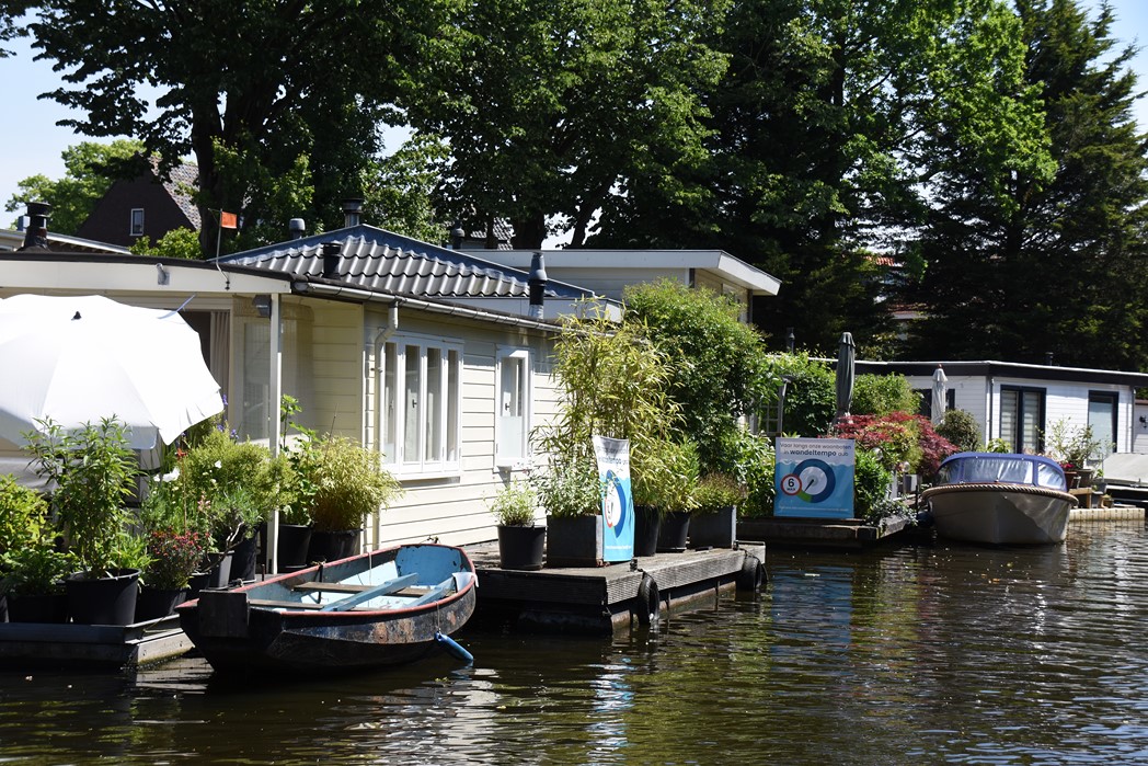 Opgehangen spandoek 6 km per uur Wandeltempo aan witte ark