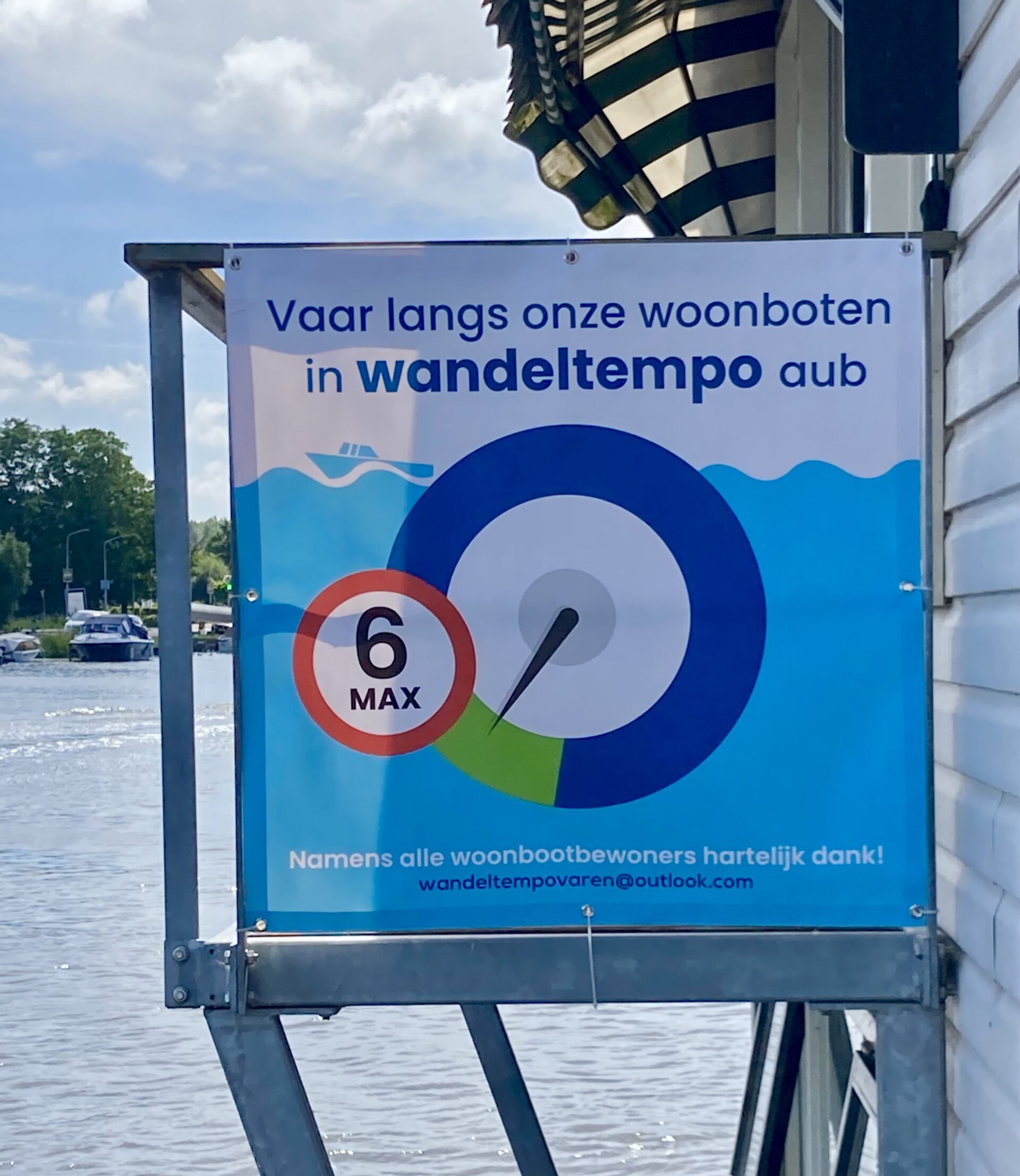 Opgehangen spandoek 6 km per uur Wandeltempo aan woonark