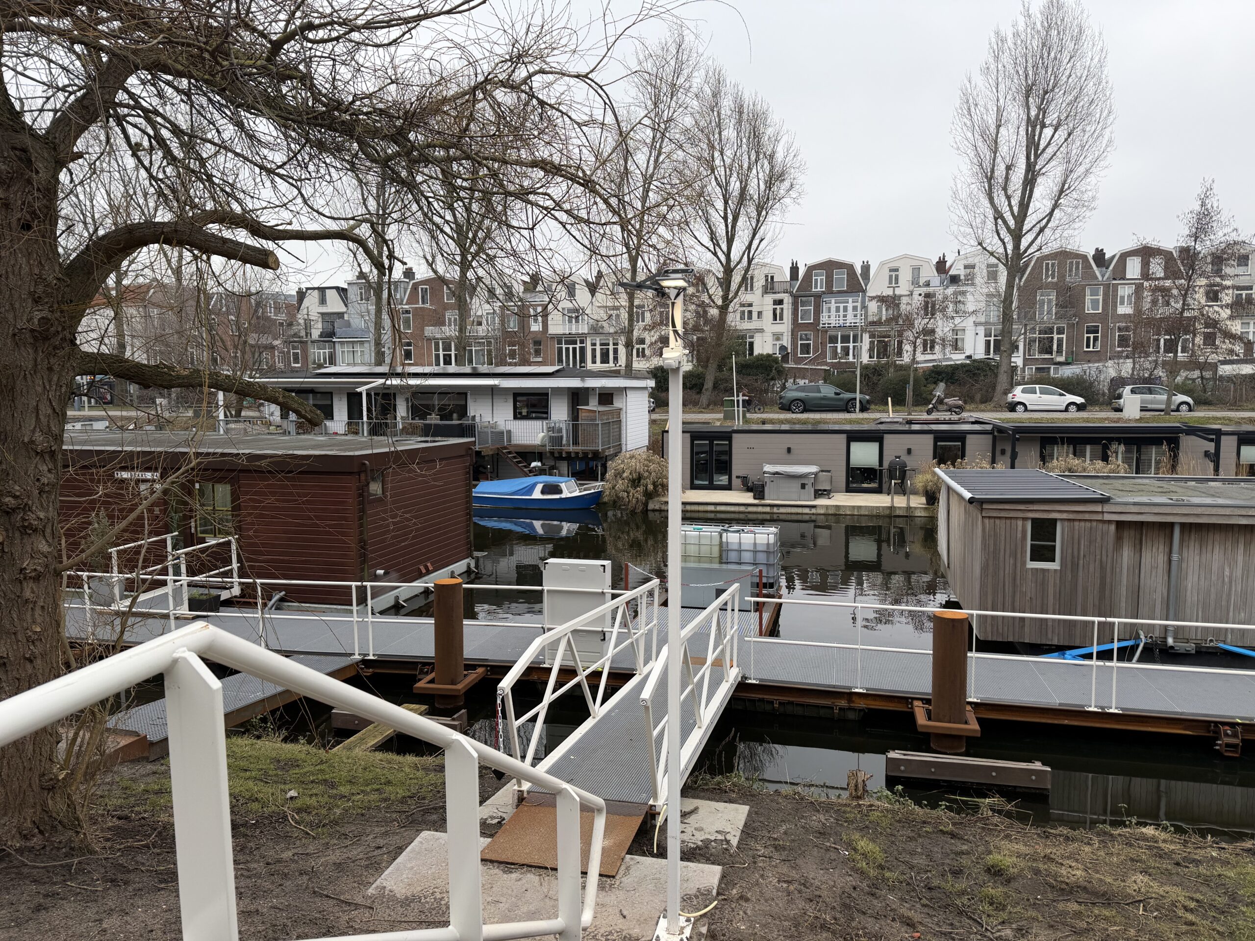 Brug naar woonarken aan de Suezkade in Den Haag