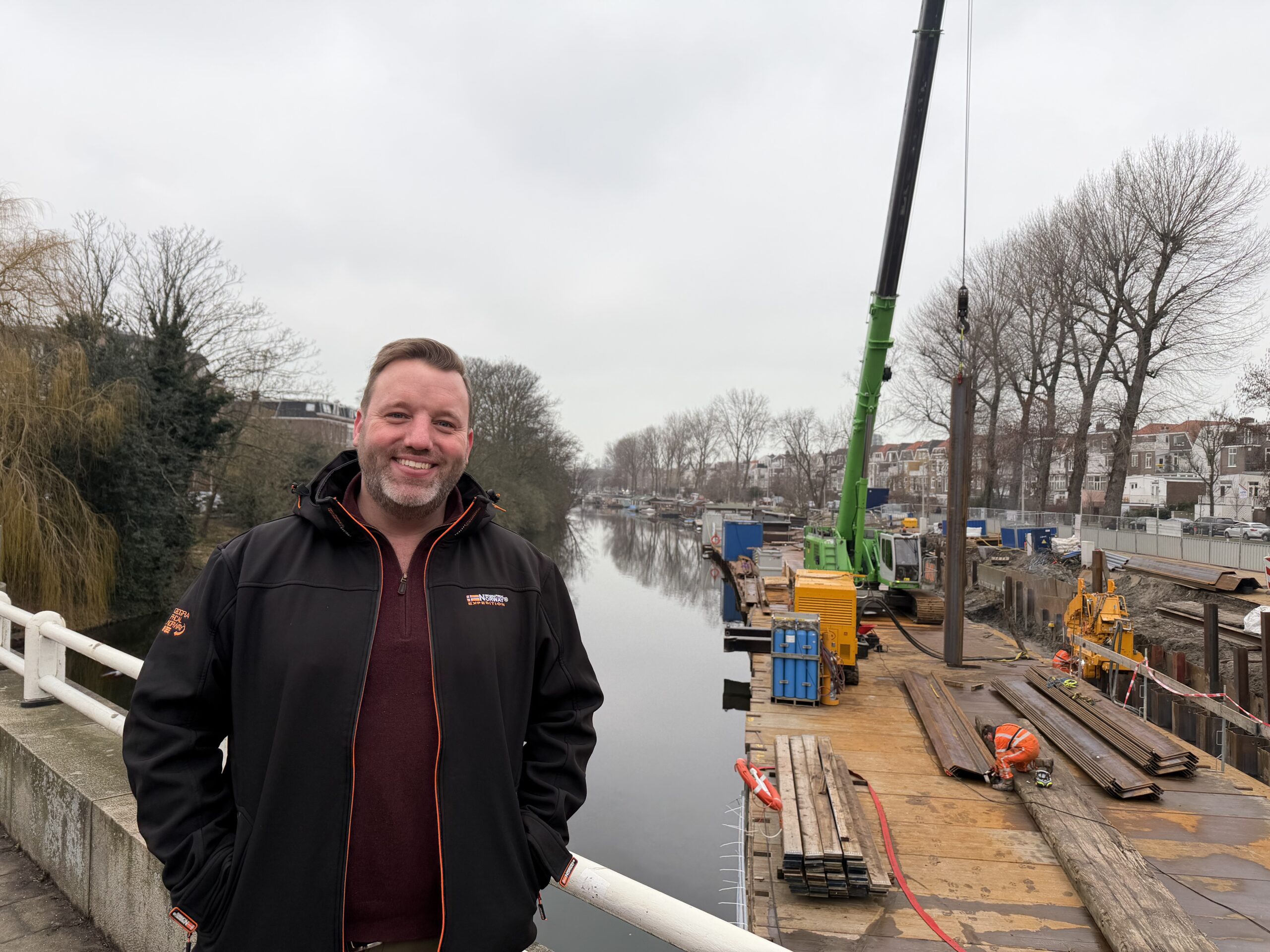 Jan van 't Riet woonarkbewoner aan de Conradkade in Den Haag bij de werkzaamheden