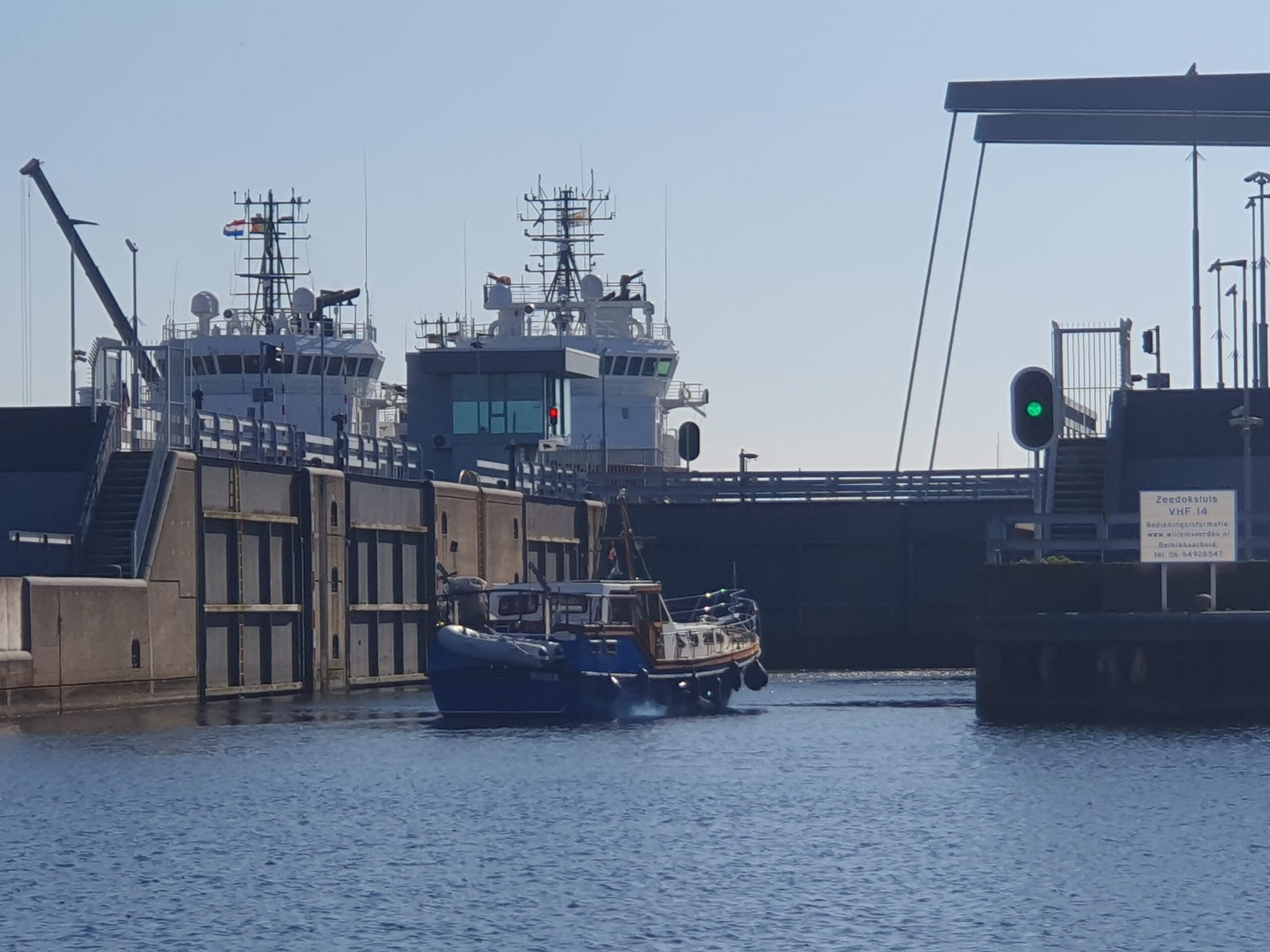 Klaas-Jan Hoeve vaart sluis in met schip Stina