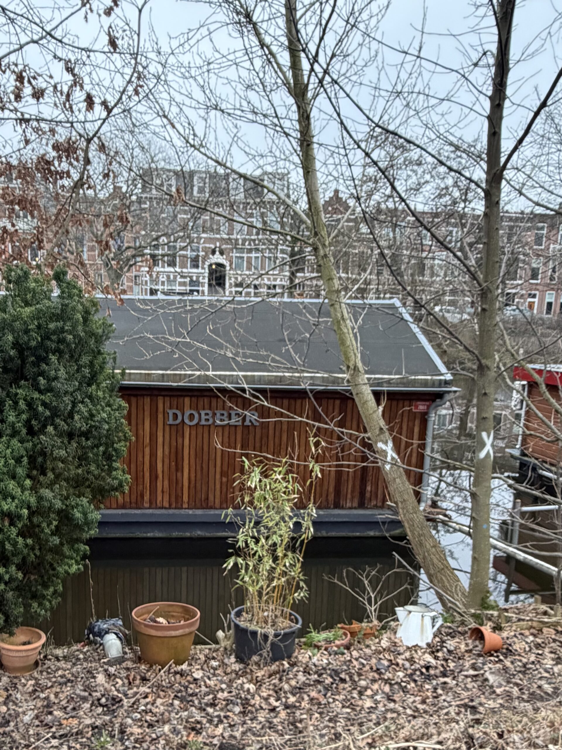 Woonark aan Conradkade in Den Haag