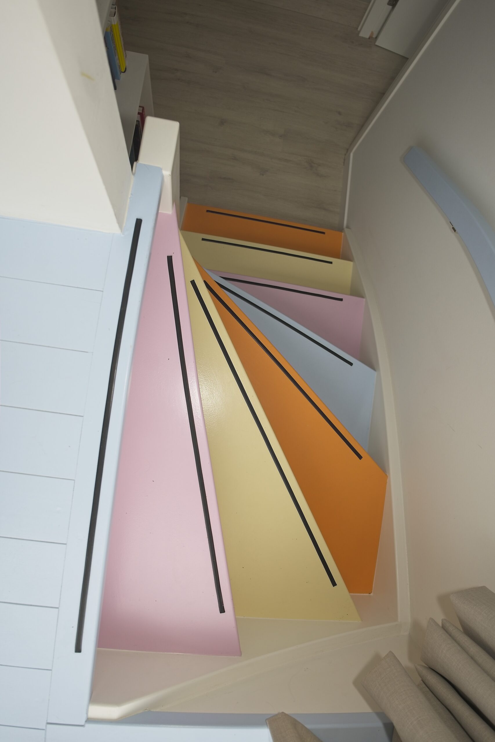Pastel kleurrijke traptreden woonark Friendship IJsbaanpad Amsterdam
