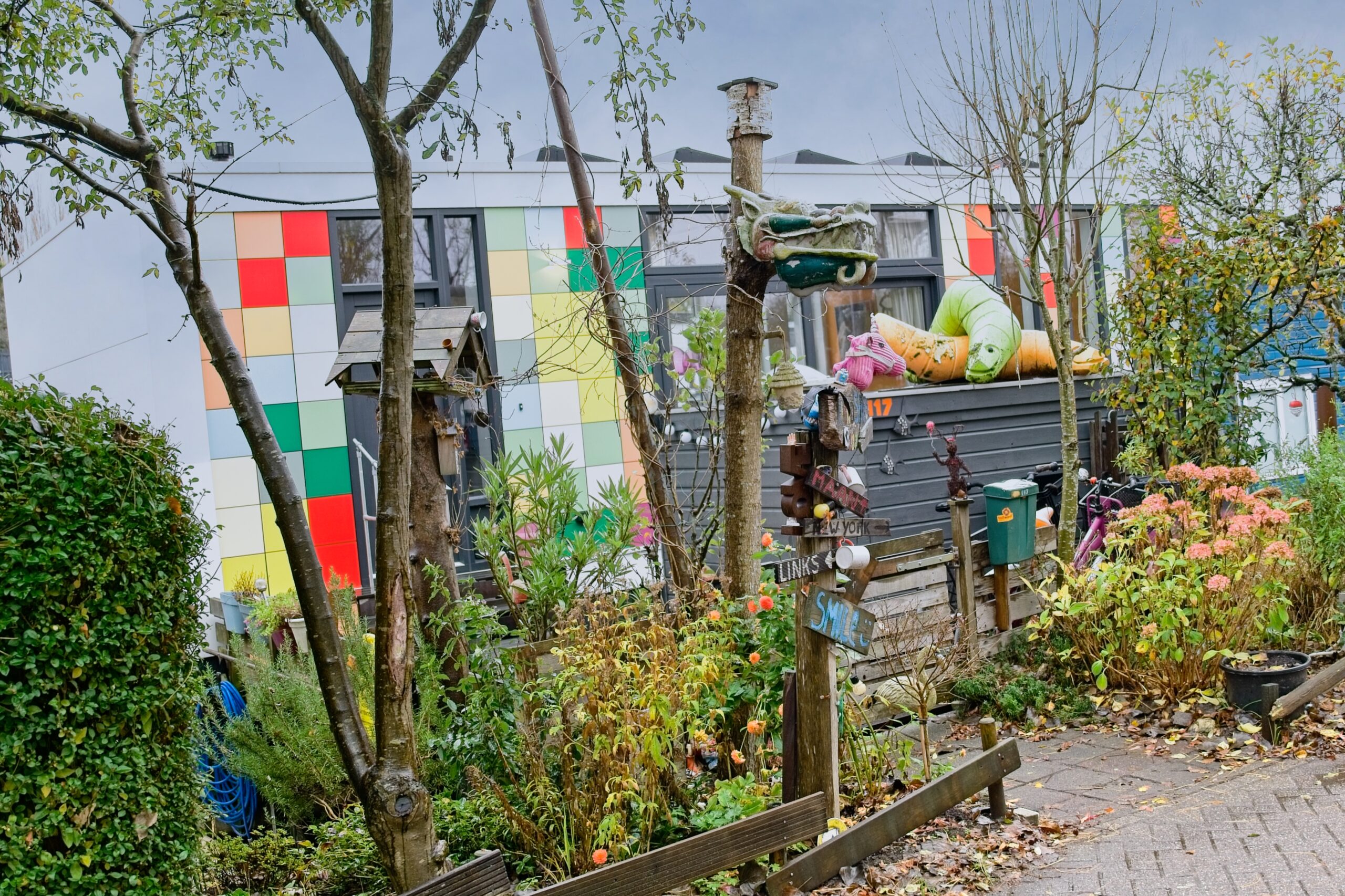 Verscholen woonark Friendship in het groen IJsbaanpad Amsterdam