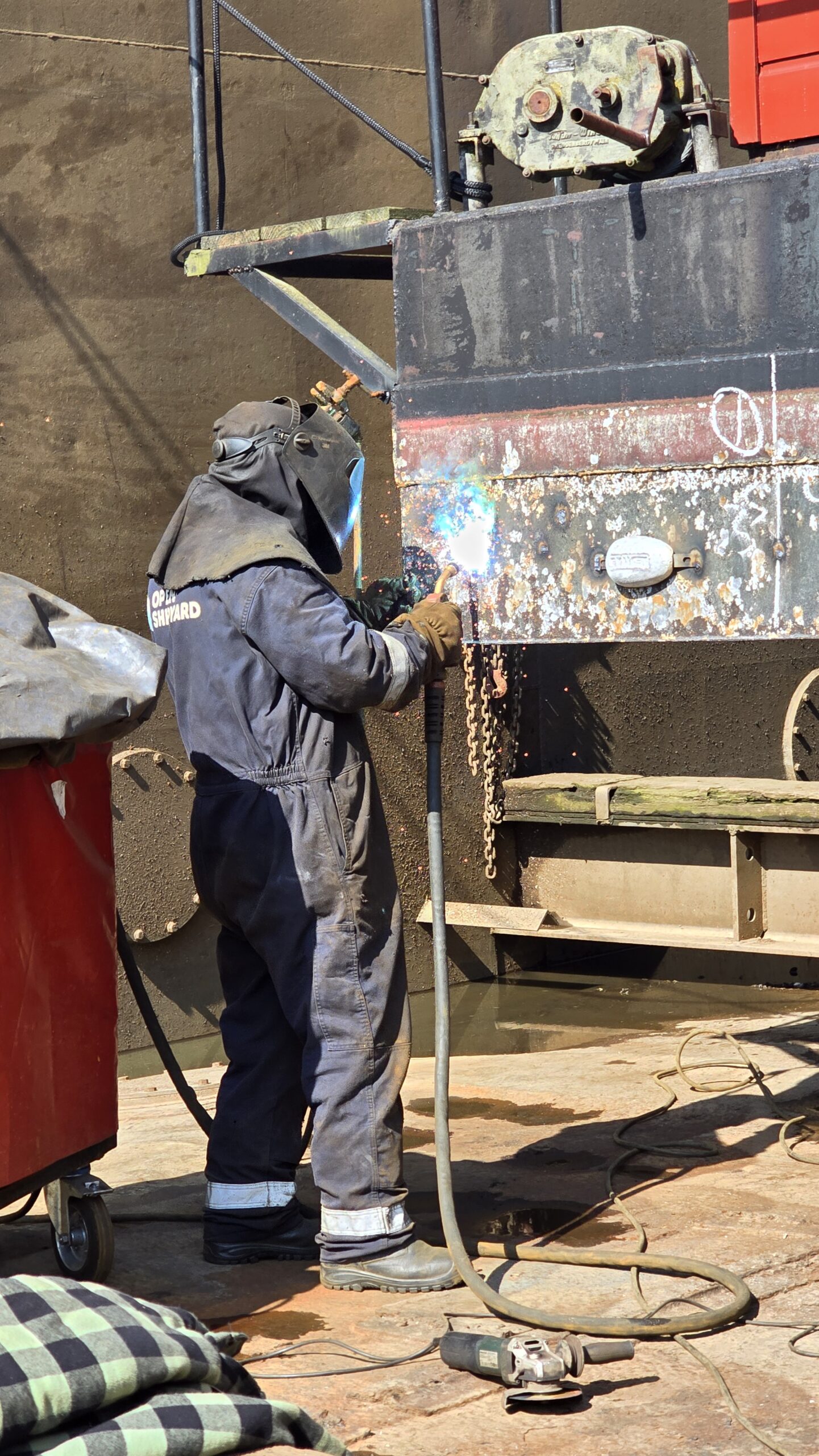 Lassen van anodes op stalen casco woonark Diano Marina