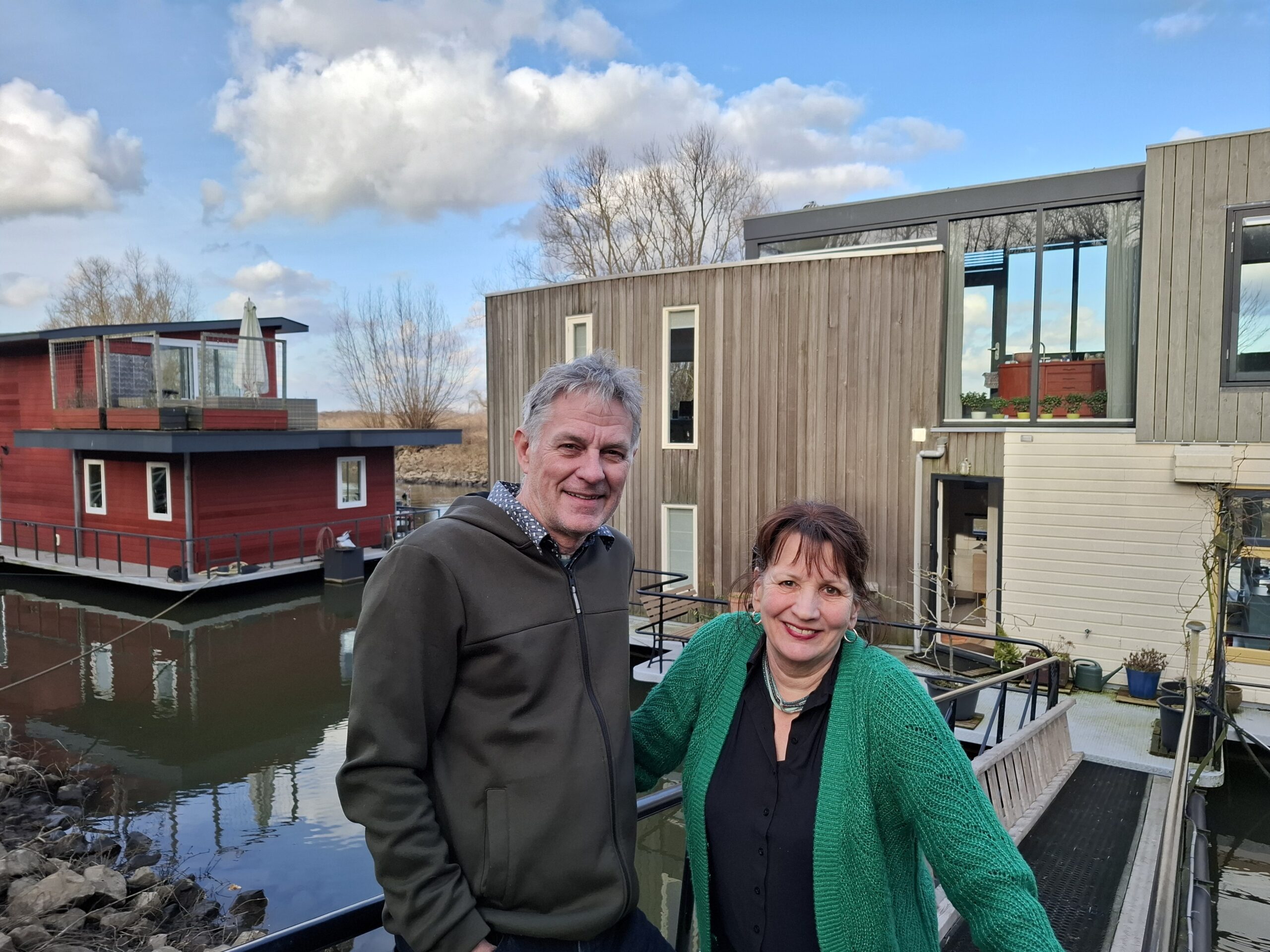 Ries en Marian van de Camp voor hun woonark aan het Ooyse Sluispad in Nijmegen
