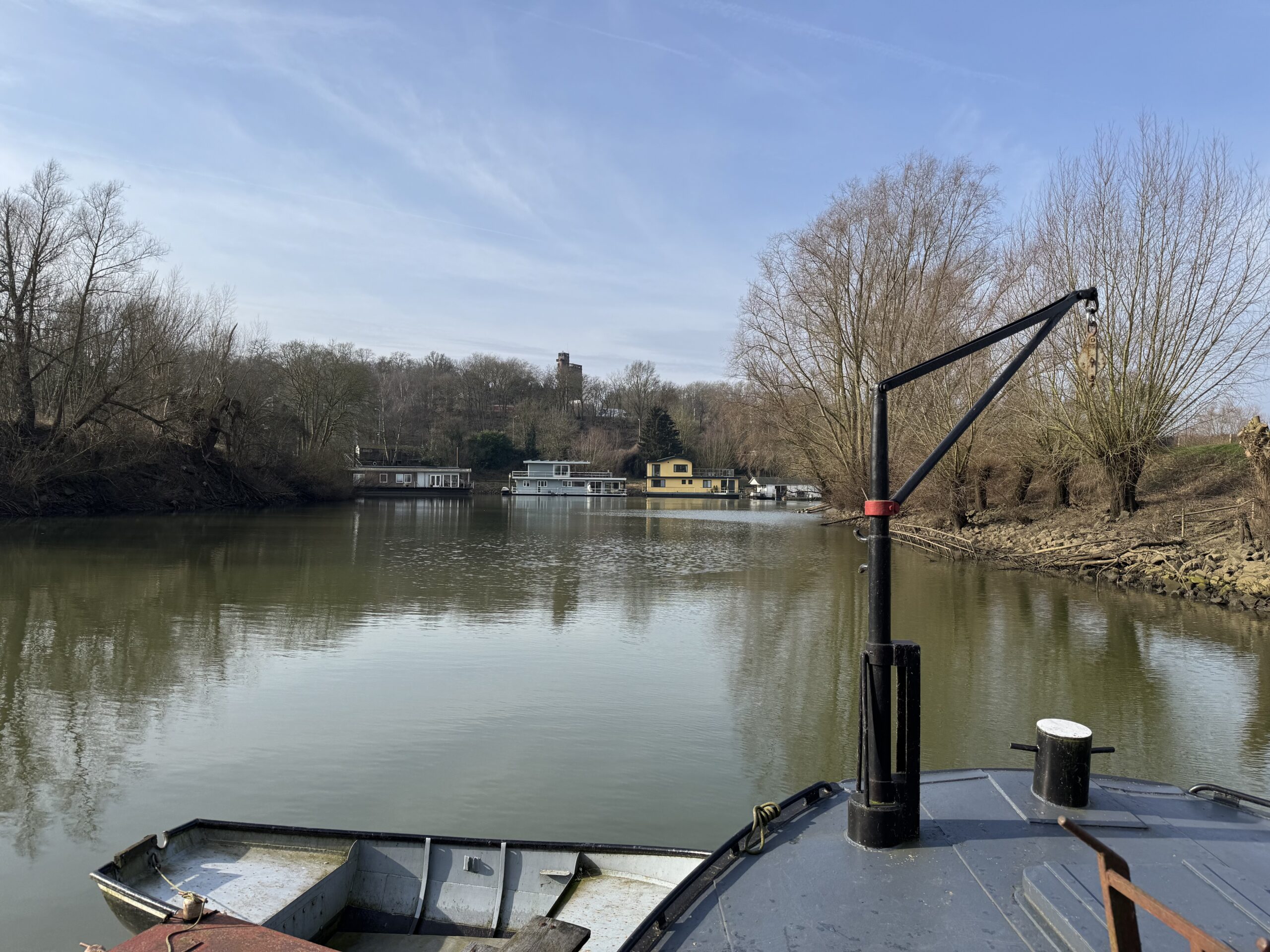 Uitzicht vanaf water op Ooyse sluispad
