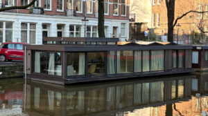 Woonboot van het jaar 2025 woonark Caatje in Amsterdam