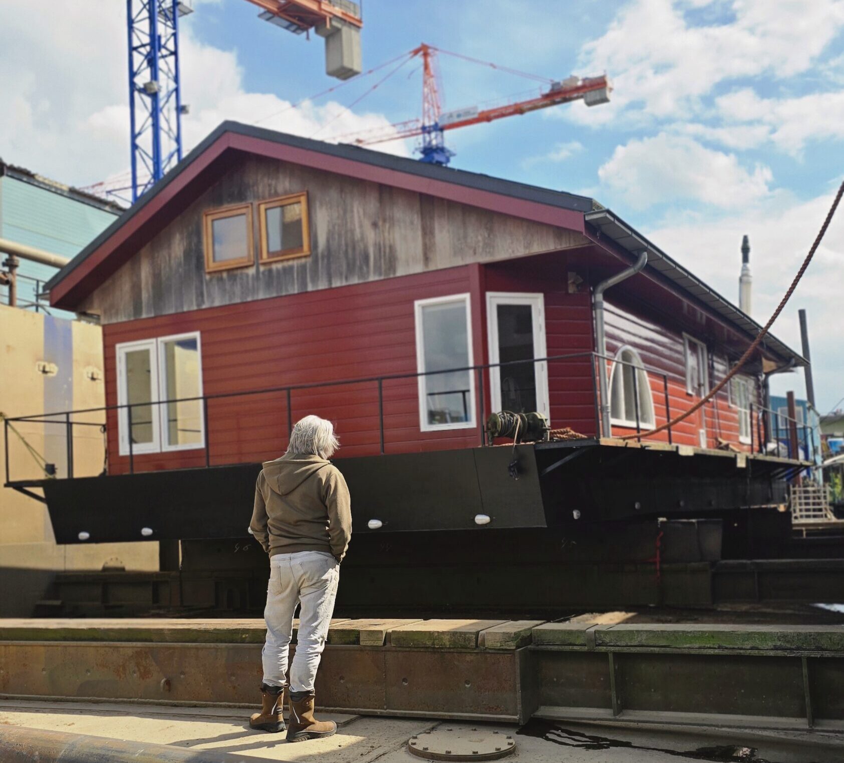 Woonark Diano Marina op de wal