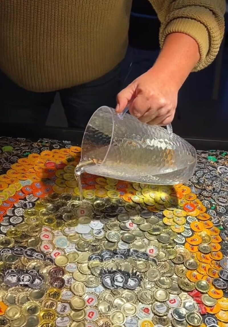 Epoxy gieten over kunstwerk van doppen