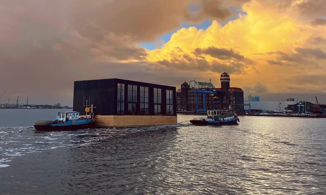 Transport nieuwe woonark Bakker Maritiem Service