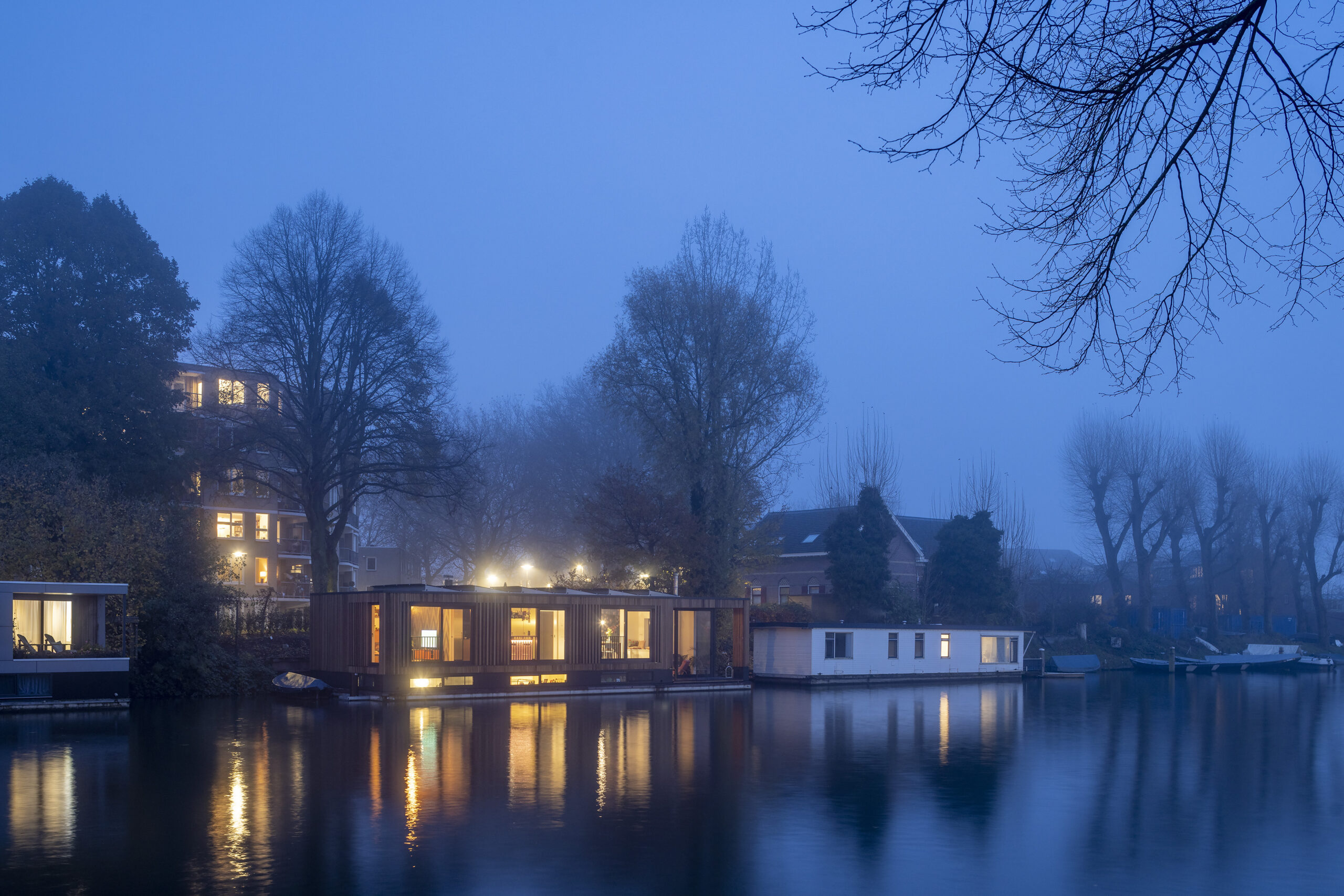 Woonark Tivoli in Utrecht waterkant in volle glorie
