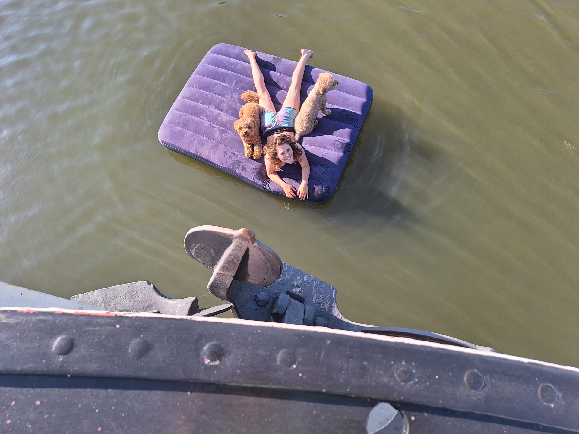 Dochter van Lieke dobberend op luchtbed in Marina Houthaven Zaandam