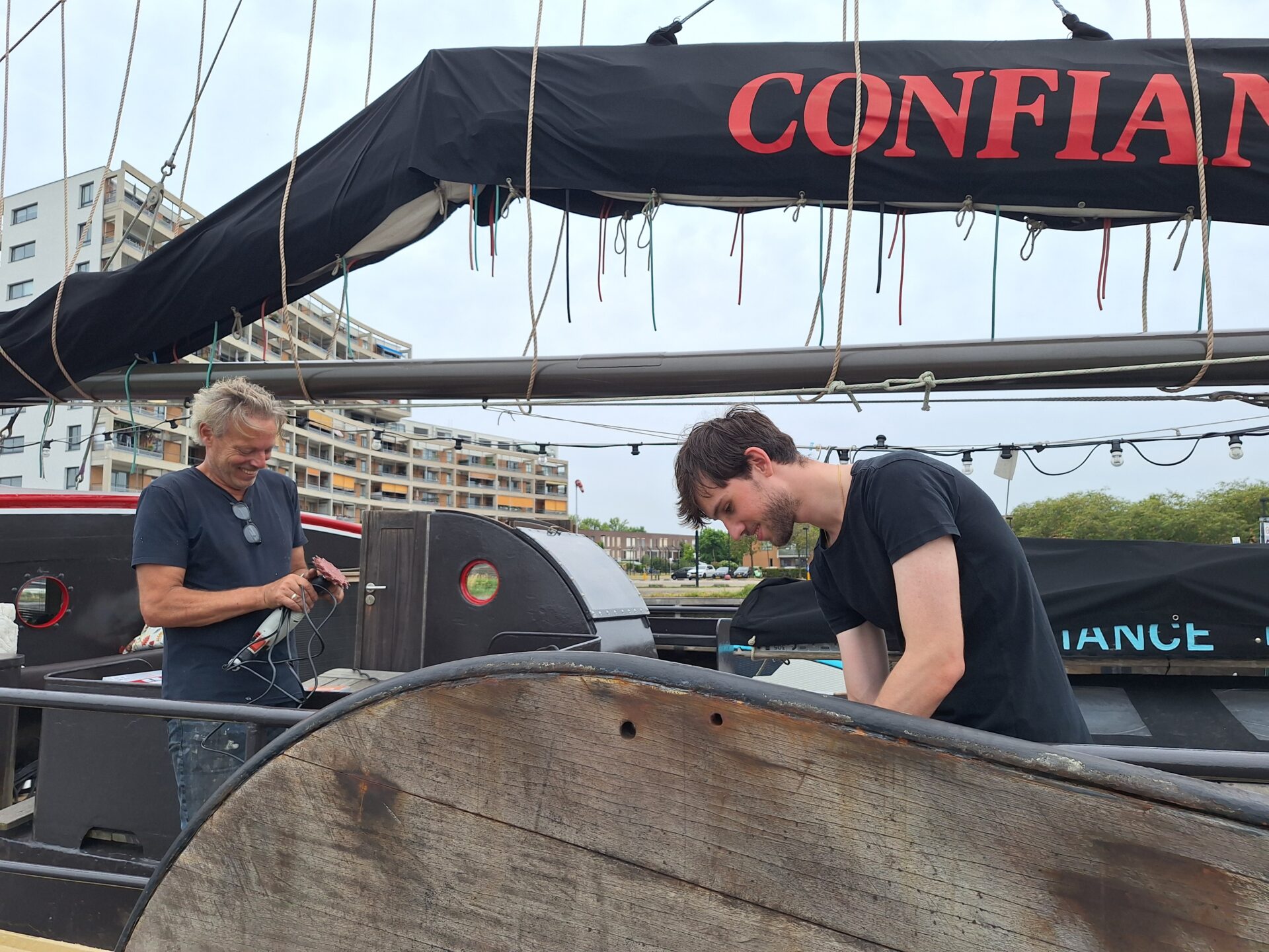 Partner Lieke Groosjohan klussend op schip met haar zoon
