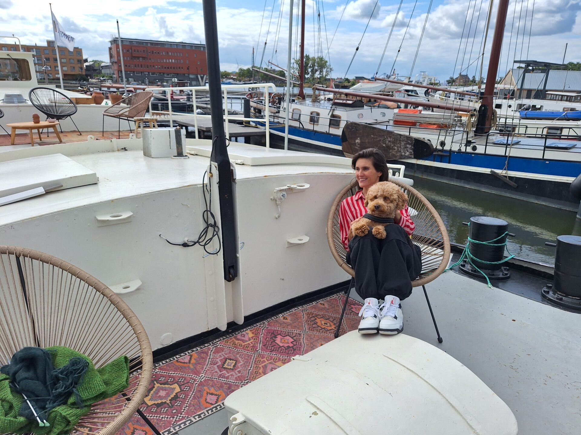 Lieke Groosjohan met haar hond op schip