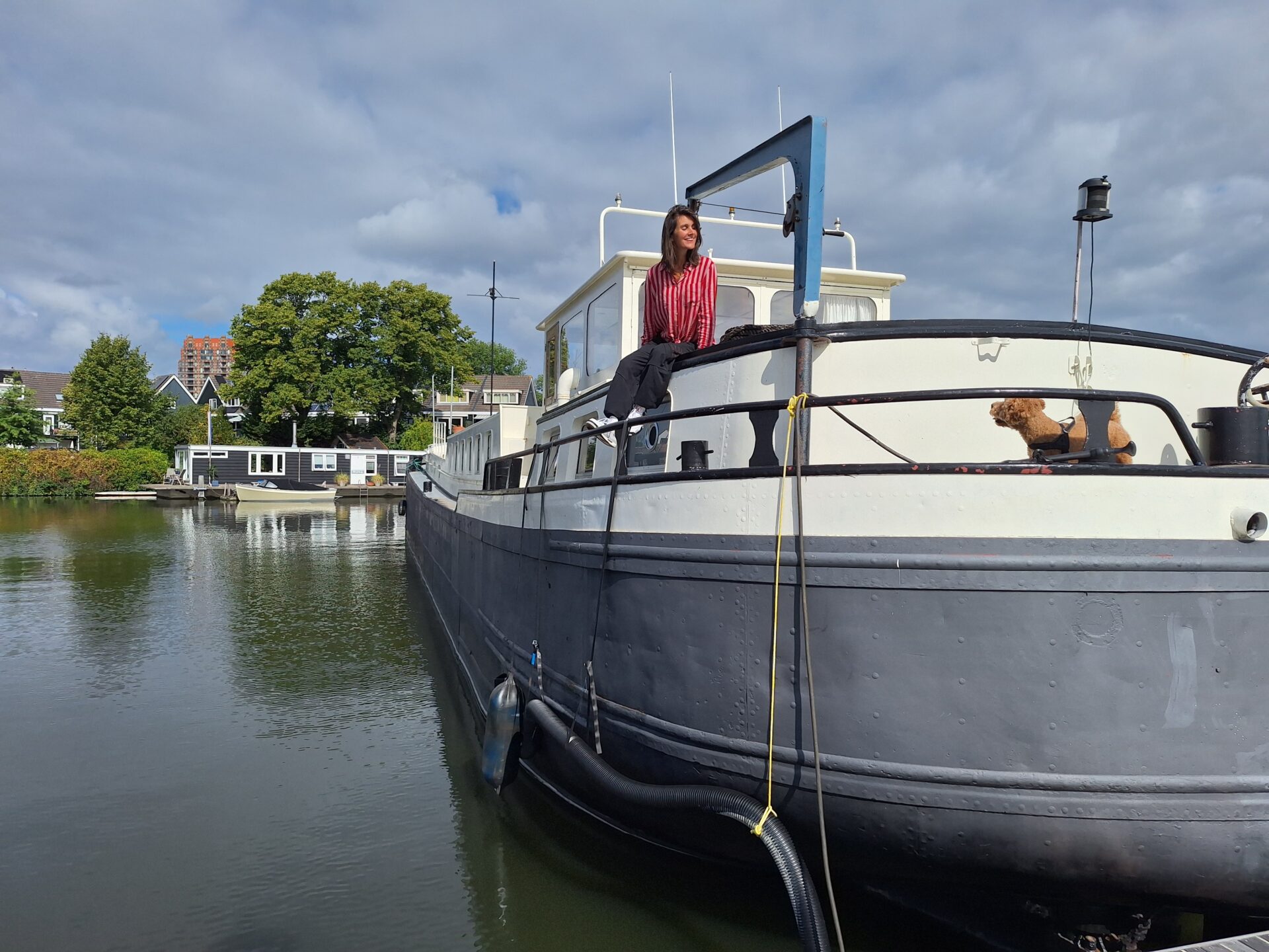 Lieke Groosjohan trots op haar woonschip in Zaandam