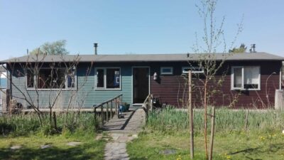 ‘Zweeds blauw – mooi hè?’

Nienke van der Staay woont in het Zijkanaal B in Velsen-zuid. Ze gebruikt al jaren Moose Färg voor de buitenkant van haar woonboot. Moose Färg is een robuuste, matte houtverf die zich het beste laat omschrijven als dekkende beits. Het is geschikt voor verschillende ondergronden. Alle soorten hout, zowel onbehandeld, geïmpregneerd als al gebeitst hout, zijn in principe geschikt. 
Tien jaar geleden verfde Nienke haar woonboot voor het eerst. Best een spannende klus, want hij wás donkerbruin. Ze koos een kleur die tussen groen en blauw inzit, net als het water waar de ark in ligt en schilderde over de oude gebeitste laag heen. ‘Zo fijn dat je bij deze verfsoort tussentijds niet hoeft te schuren.’
Ga je net als Nienke met Moose Färg aan de slag: op de website vind je allerlei handige tips.

https://www.moosefarg.nl

(ADVERTENTIE)