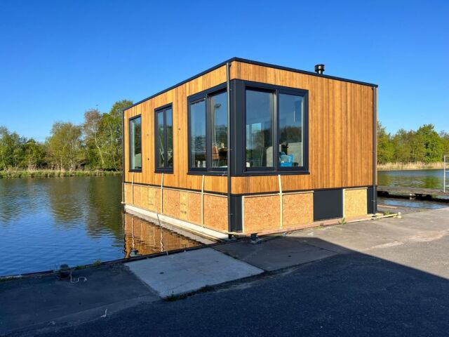 ~ De nieuwbouw van > Wendy ~ 
Tussendoortje.
Blog 12 staat net online en ook blog 13 – de Pippi Langkous-editie – komt er snel aan. 

Waar ik daar nog met stuc in m’n haren kampeer in een stoffige ark, zijn we in werkelijkheid al een heel stuk verder. Het stof is grotendeels van me afgespoeld en de ark is – op wat laatste details na – gewoon klaar. Zó klaar zelfs, dat we vorige week zijn verhuisd!

En het wordt nog spannender: deze week hebben we mijn “oude” ark verplaatst, omdat we zondag 27 april samen met Amstel en Y uit Heerenveen vertrekken richting Amsterdam!

Zondag varen we naar Lemmer, misschien zelfs al tot Lelystad.
Maandag steken we het IJsselmeer over en meren aan in de IJhaven,. Dinsdag liggen we een dag stil om bij te komen.
Om vervolgens woensdag onze reis te hervatten. Dwars door de Amsterdam, richting de Nieuwe Meer – waar ons huis straks écht thuis komt.
Ik vaar mee, samen met de kinderen. Want hoe bijzonder is het om met je huis over het IJsselmeer te gaan en Amsterdam binnen te varen? De kinderen vinden het geweldig – en stiekem voel ik me ook best een beetje een supermama.

Daarom deze blog als tussendoortje:
Zie je ons varen? Maak een foto of filmpje en stuur die vooral naar liefdeophetwater@gmail.com

Ik ga ondertussen door met schrijven, zodat ik al die belevenissen ook met jullie kan delen.
Want dit avontuur… dat wil ik niet alleen beleven, maar ook doorgeven.

Wendy

~~~
#nieuwbouwproject #woonark #woonboot #arkenbouwer #bouwproject #nieuwbouw #houtskeletbouw #waterwonen #woonarkbouwen #betonbak