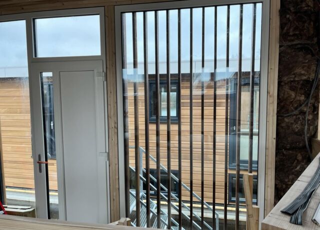~ De nieuwbouw van > Wendy ~ 
#blog 12 | Workshops

Het werk aan de buitenzijde is zo goed als afgerond. Tijd om binnen aan de slag te gaan. De wanden worden geplaatst en geïsoleerd. Dus zodra de gipsplaten er tegenaan zitten kunnen we binnen aan de slag.

Ik heb het al eerder over budget gehad. En hoe fijn het ook zou zijn om wellicht alles uit te besteden, het budget laat het simpelweg niet toe. Maar dat voegt wel meteen een heel leuk element toe aan dit waanzinnige project, ik ga namelijk zelf dingen doen die ik nog nooit eerder heb gedaan. Ik ga zo veel nieuwe dingen leren de komende maanden! 

Ik heb er voor gekozen om de badkamer wanden te voorzien van een betonstuc op basis van hars. Om een beetje beslagen ten ijs te komen volg ik dus samen met een hele goede vriend een workshop betonstuc. Nou dat valt nog best tegen zeg! Dat is hard werken. Hoe groot was mijn badkamer ook alweer? Ik hoef voorlopig niet meer naar de sportschool, dat is zeker!

Een paar dagen later sluit ik aan bij een workshop renovlies. Dit is een vliesbehang wat je in plaats van stucwerk op je wanden kunt plaatsen. Ik ben niet zo naïef dat ik denk dat ik de wanden en plafonds zelf wel 'even' glad kan stucen - het is een vak, en daarnaast zijn mijn schouders ook bij lange na niet zo breed als die van de gemiddelde stukadoor. 

Het ziet er super makkelijk uit, maar ik laat me niet foppen... al die hoekjes op de ark. Dit gaat nog een mega klus worden.

Gelukkig wordt er in de workshop goed ingegaan op de technieken en krijgen we ook de geruststelling dat zelfs na het aanbrengen je nog prima het behang kunt bewerken voordat je gaat sausen. Kortom, kind kan de was doen, toch ;-)

Wendy

~~~
#nieuwbouwproject #woonark #woonboot #arkenbouwer #bouwproject #nieuwbouw #houtskeletbouw #waterwonen #woonarkbouwen #betonbak