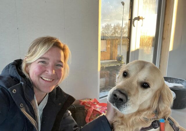 ~ De nieuwbouw van > Wendy ~ 
#blog 13 | Aan de slag! 
De Pippi Langkous in mij is wakker.
Ik heb het nog nooit gedaan, dus ik denk dat ik het wel kan.

We gaan beginnen: de afwerking van de wanden op de bovenverdieping staat op de planning. En om echt meters te maken (zonder eindeloos heen en weer te rijden), slaap ik een paar nachten op de ark.
Dus daar ga ik, vrijdag einde dag: een matras gepropt in m’n auto, een humeurige hond ernaast (languit liggen is geen optie in mijn niet-zo-praktische auto), en een kofferbak vol materialen. Op naar mijn nieuwe huis!

Het is nog wat fris, maar gelukkig mag de grote bouwkachel aan. Dus ik red me wel. Ik richt een slaaphoekje in, en doe die avond mijn laatste vergaderingen vanuit mijn nieuwe, lichtelijk (understatement van het jaar) stoffige ark.

In mijn hoofd is het eindresultaat al haarscherp: strak geplamuurde muren, keurig behangen met renovlies. Maar de realiteit – die start de volgende ochtend om half zeven – is dat ik nog moet beginnen.

Met een flinke portie goede moed maak ik de stucpasta aan en pak mijn plamuurmes. Ik vul tientallen gaatjes, werk me een slag in de rondte aan alle naden en ontdek al snel: dit is verdomd lastig. Maar hé, aan het eind van de dag open ik moe maar trots een fles wijn. Dag 1: check!

Zondag is schuurdag. Alles moet nog eens geplamuurd worden, en dus… eerst schuren. Het was al stoffig, maar dit slaat alles. Om die wanden glad te krijgen, moet ik stevig aan de bak. Daarna opnieuw plamuren. Ik ben redelijk gaar tegen de avond, dus besluit tot maandagochtend te blijven. Kan ik nog een laatste schuur-rondje doen.

En zo tuf ik maandag terug naar Amsterdam – onder het fijne laagje wit stof. Laat de grappen over wit poeder maar zitten… ik heb ze allemaal al gehoord 😉

@boot.wendy 

~~~
#nieuwbouwproject #woonark #woonboot #arkenbouwer #bouwproject #nieuwbouw #houtskeletbouw #waterwonen #woonarkbouwen #betonbak