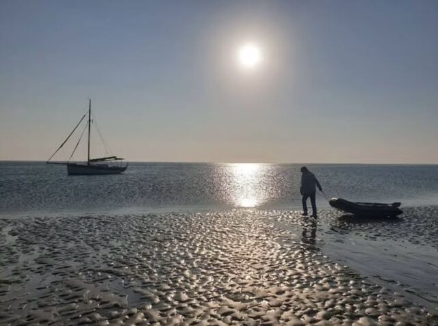 ~ Mooie waterplaten ~

📸 @suusvandernoord 
📍1 >  Smeriggat Waddenzee
📍2 > Kollummeroord / Senneroog
📍3 > Wierumerwad. Rif, Engelsmanplaat, Smeriggat

Heb jij ook een foto ~ met water in de hoofdrol ~ die je in deze ‘Mooie waterplaat’ rubriek vindt thuishoren? 
Laat het ons weten via een tag, een DM of mail de foto naar insta@vlotwaterwonen.nl 

—————

#mooistefoto #mooieplaatjes #waterplaat #waterfotography #waterfotografie #vlotwaterwonen #waterwonen #waterplatform #schilderij #fotoschilderij #stilleven #waterpicture #boatlifestyle #waternomaden #varen #varendwoonschip #wonenaanboord #wonenophetwater 
@waddenzee_eilanden #waddenzee #kollummeroord #senneroog #wierumerwad #engelsmanplaat #smeriggat