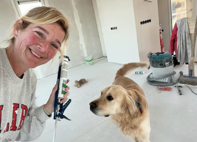 ~ De nieuwbouw van > Wendy ~ 
#blog 14 | Een dikke laag witte stof 

De afgelopen weken heb ik keihard gewerkt om mijn eigen, strakke deadlines te halen. Boven heb ik eindeloos geplamuurd, geschuurd, hoekprofielen aangebracht — en daarna weer geplamuurd en nóg een keer geschuurd. Wat een klus. Het lijkt zo simpel, maar het is intensief werk. Zeker voor een amateur als ik, die elke stap opnieuw moet doen om de wanden écht glad te krijgen.

De ark is inmiddels één grote stofwolk, slapen zit er dus even niet in. Gelukkig mag ik overnachten in de stofvrije kantine: niet minder stoffig op mijn gezicht, maar wél een plek waar ik even op adem kan komen — letterlijk — in de paar uurtjes slaap die ik mezelf gun.

De druk blijft hoog: komend weekend komen de hulptroepen om de vloer te leggen. En voor die tijd moet het vliesbehang erop, alles afgekit én boven gewit zijn, inclusief het plafond. Ondanks al het harde werken moet ik toegeven dat ik die deadline niet heb gehaald. 

Dus trekken we dat weekend, met kinderen én beide honden (voor onze oude lobbes Storm de allereerste keer!), weer naar de ark. We starten met het witten van de wanden en plafonds.
Wat is het fijn om hulp te krijgen. Na een dag hard doorwerken zijn we er klaar voor: de volgende dag gaat de vloer erin. Ook dat blijkt nog best een klus, maar aan het eind van de dag proosten we trots met een biertje op het resultaat. Wat is hij mooi geworden!

Met de verhuizing in zicht moet ik nu ook echt gaan inpakken. En zo zit ik ineens met een ark in Amsterdam in een staat van halve ontbinding, en een andere ark die nauwelijks meer is dan een dikke laag wit stof.
Best pittig, voor iemand die juist graag wat orde om zich heen heeft. Maar goed: blik op die stip op de horizon, niet te veel nadenken, en nog even vol gas vooruit.

@boot.wendy 
~~~
#nieuwbouwproject #woonark #woonboot #arkenbouwer #bouwproject #nieuwbouw #houtskeletbouw #waterwonen #woonarkbouwen #betonbak