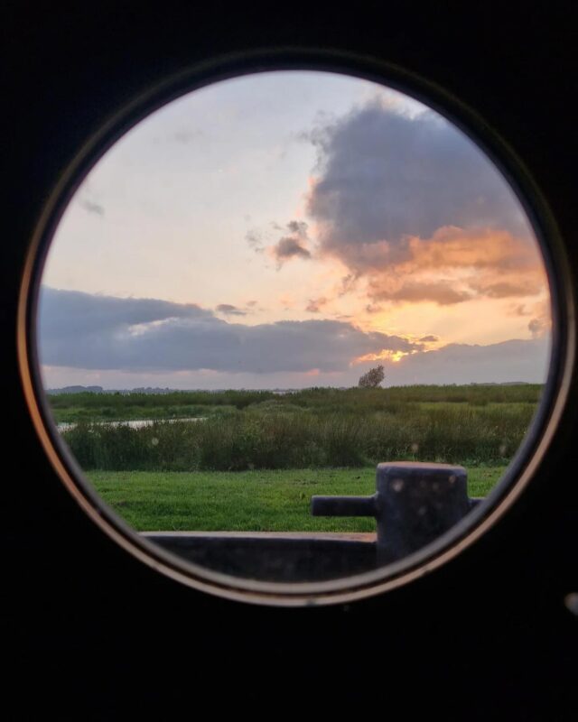 ~ Mijn uitzicht ~

Waterbewoners delen graag hun uitzicht, en dat is niet gek, want van dit soort uitzichten krijg je toch nooit genoeg!

📸 1 @petraspithost 
📸 2 @rogierreker 
📸 3 @lots_of_views 
📸 4 @sleepboot_robbedoes 

Heb jij ook een foto van jouw uitzicht die je in deze rubriek vindt thuishoren? 
Laat het ons weten via een tag, een DM of mail de foto naar insta@vlotwaterwonen.nl 

—————

#mijnuitzicht #mijnuitzichtelkedag 
#mooistefoto #mooieplaatjes #waterplaat #waterfotography #waterfotografie #vlotwaterwonen #waterwonen #waterplatform #schilderij #fotoschilderij #stilleven #waterpicture #boatlifestyle #waternomaden #varen #varendwoonschip #wonenaanboord #wonenophetwater