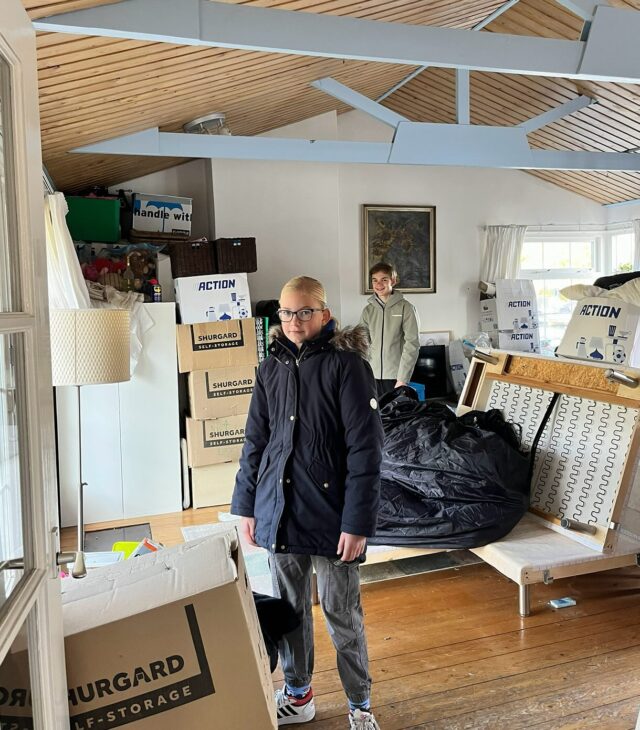 ~ De nieuwbouw van > Wendy
#blog 17 | Intussen in Amsterdam

Weken geleden was ik al begonnen met inpakken op de avonden dat ik nog in Amsterdam was, want we hebben een snoeiharde planning.
Mijn 'oude' ark is namelijk verkocht – intens dankbaar voor de makelaar die een fantastische nieuwe eigenaar heeft gevonden.
Zodra we met de nieuwe ark aankomen in Amsterdam, wordt de oude ark direct meegenomen naar haar nieuwe ligplek. Verhuizen op locatie is dus geen optie.

Dat vroeg om wat creativiteit. Alles in één keer naar de nieuwe ark verhuizen leek het meest efficiënt – opslag zou betekenen dat alles twee keer verplaatst moest worden, en dat zag ik niet zitten. Maar die keuze bracht ook een risico met zich mee: dat ik wekenlang ontheemd zou zijn in een lege ark in Amsterdam, terwijl de kinderen daar gewoon naar school moesten. Tegelijkertijd stond onze ingerichte ark dan in Friesland, en je weet nooit precies wanneer je met zo’n kolos het IJsselmeer over kunt. Maar goed – no guts, no glory.

Dus, mijn allerliefste buren opgetrommeld voor een flinke sjouw sessie en stevige rit naar het noorden. En zo gaan we dus met 2 volle bussen naar de nieuwe ark, we laten een wasmachine, droger en 3 matrassen achter in de oude ark.

Eenmaal aangekomen werd er flink doorgewerkt: kasten in elkaar gezet, en vooral héél veel dozen gesjouwd - waar komt al die zooi toch vandaan?!

Gelukkig hadden de kinderen aansluitend een weekje vrij, dus konden we in alle rust de nieuwe ark inrichten. Daarmee waren we klaar voor het groene licht voor transport naar Amsterdam – en dat kwam overigens sneller dan ik had durven hopen.

Intussen heb ik ook akkoord gekregen op bijzonder verlof – iets wat je moet regelen als je een middelbare scholier in huis hebt. We hebben eindeloos gelachen om het fictieve gesprek bij een eventuele ziekmelding bij de leerplichtambtenaar mochten we geen verlof krijgen:
Ambtenaar: “Bent u thuis?”
Leerling: “Jazeker.”
Ambtenaar: “Ik sta bij uw adres, maar u bent er niet.”
Leerling: “Ik bén thuis. Maar mijn huis is niet thuis. Ik ben in mijn huis, maar dat drijft nog op het IJsselmeer…”

@boot.wendy
~~~
#nieuwbouwproject #woonark #woonboot #arkenbouwer #woonarkbouwen